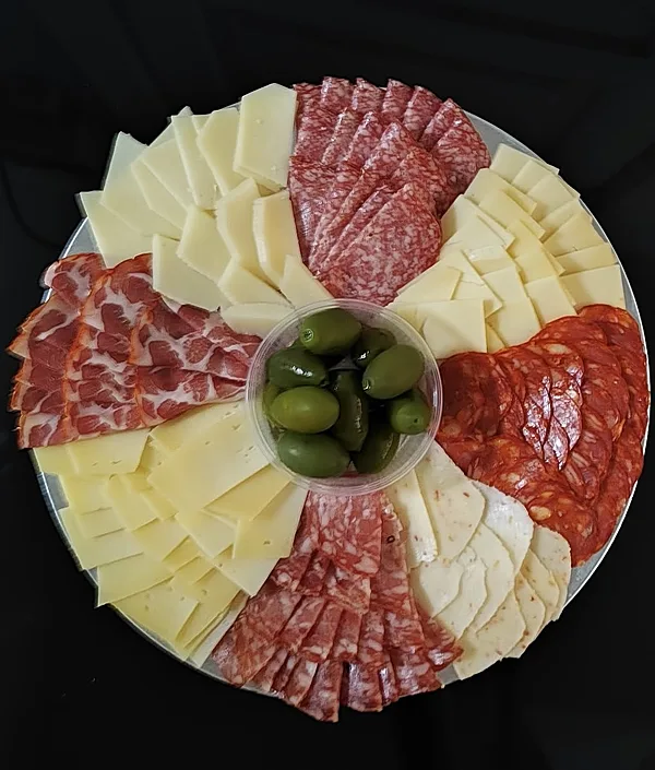 Tagliere same formaggio olive